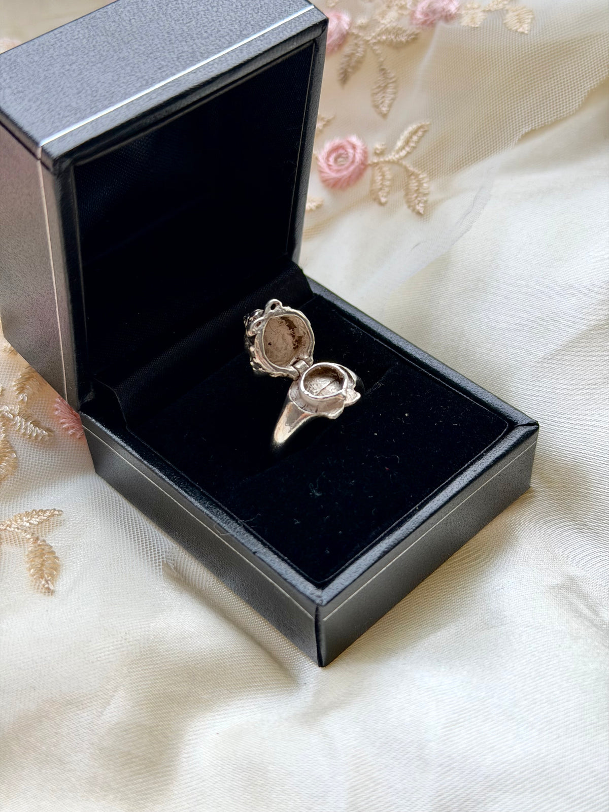 Bow Cat Poison Sterling Silver Ring